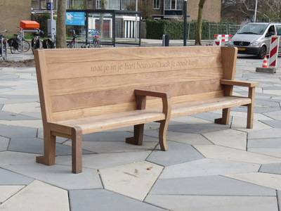 848637 Afbeelding van een nieuwe houten zitbank op het voorplein van Winkelcentrum De Gaard (Troosterhof) te Utrecht. ...